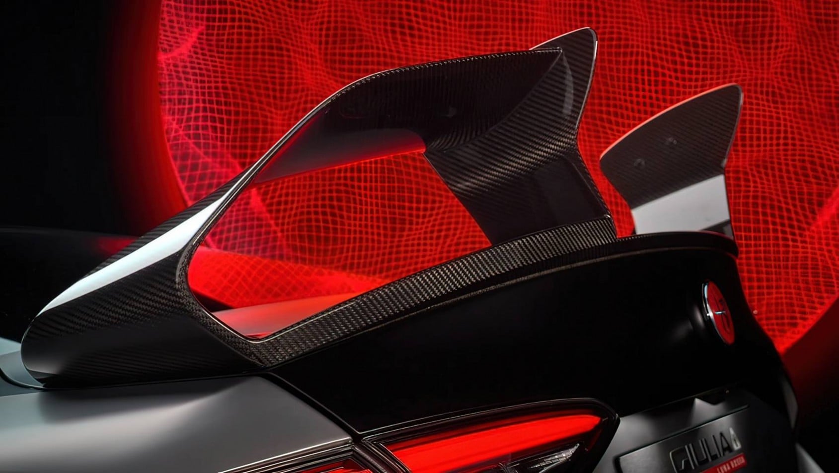 Alfa Romeo Giulia Quadrifoglio Luna Rossa skrzydło