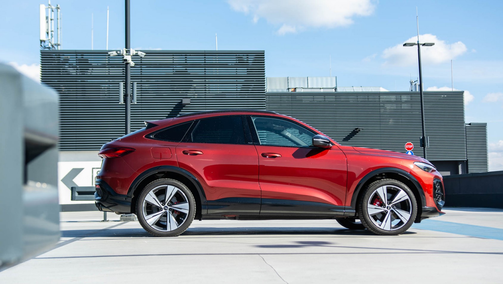 Audi SQ5 Sportback linia boczna