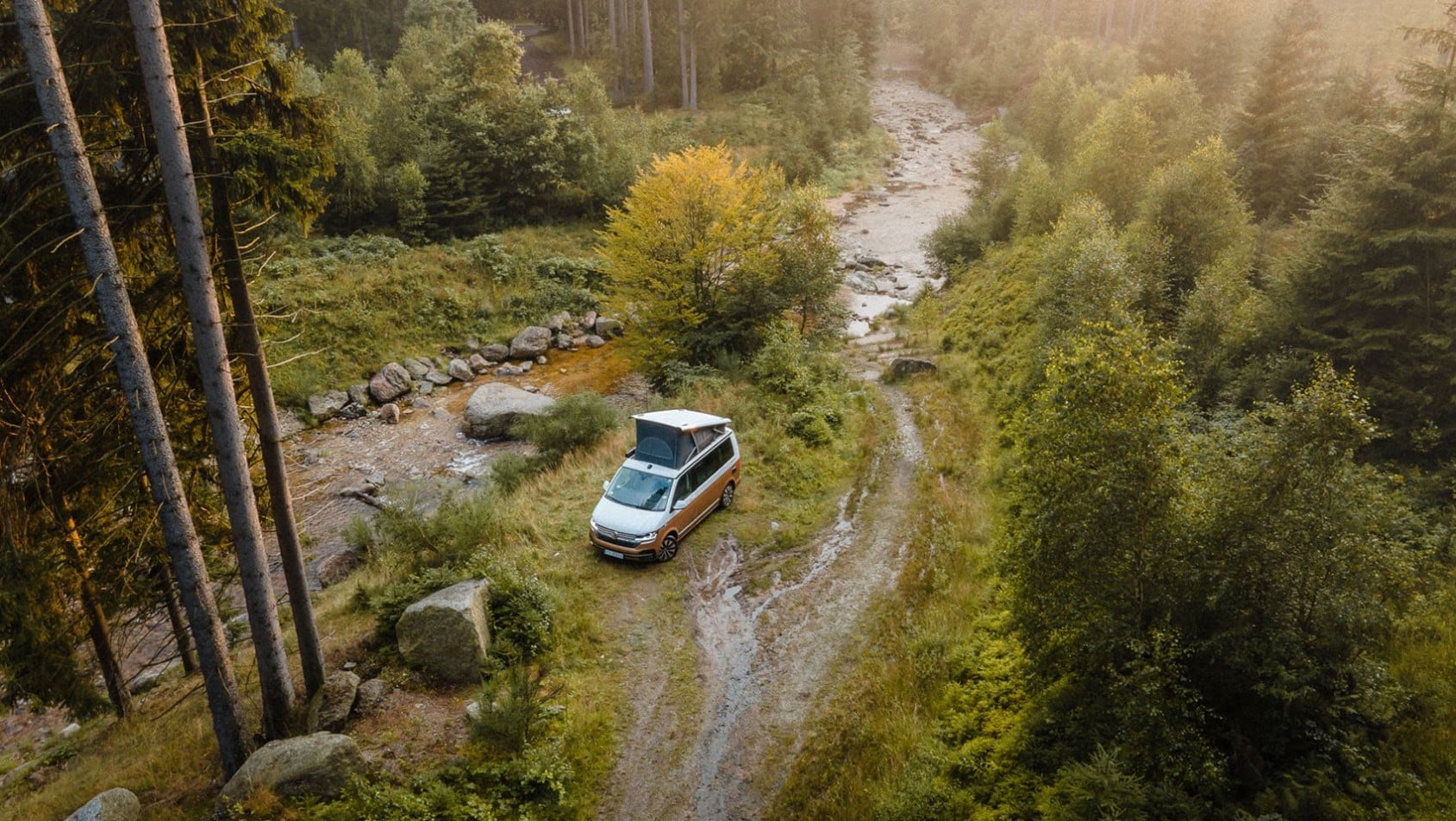 VW zaparkowany w leśnej dolinie przy górskim strumieniu