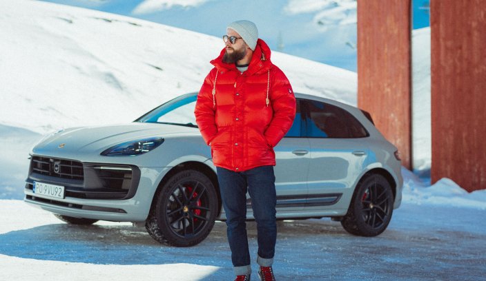 Fotograf Filip Blank stojący przy Porsche na zaśnieżonej górskiej drodze