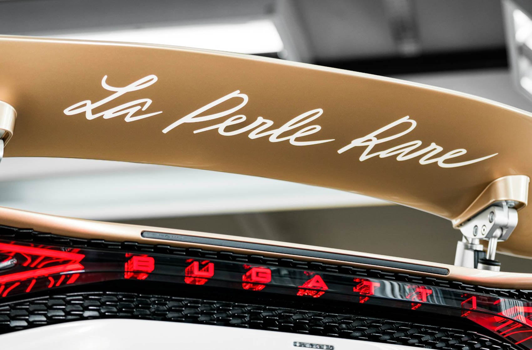 Bugatti Mistral W16 La Perle Rare skrzydło