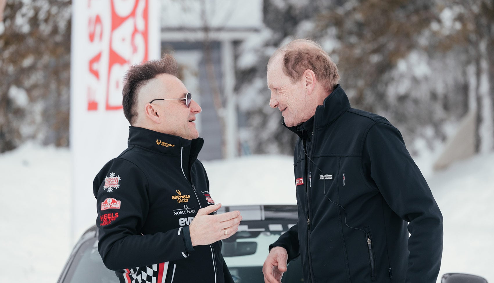 Mariusz Miękoś rozmawia z rajdową legendą Juhą Kankkunenem podczas ice driving w Laponii