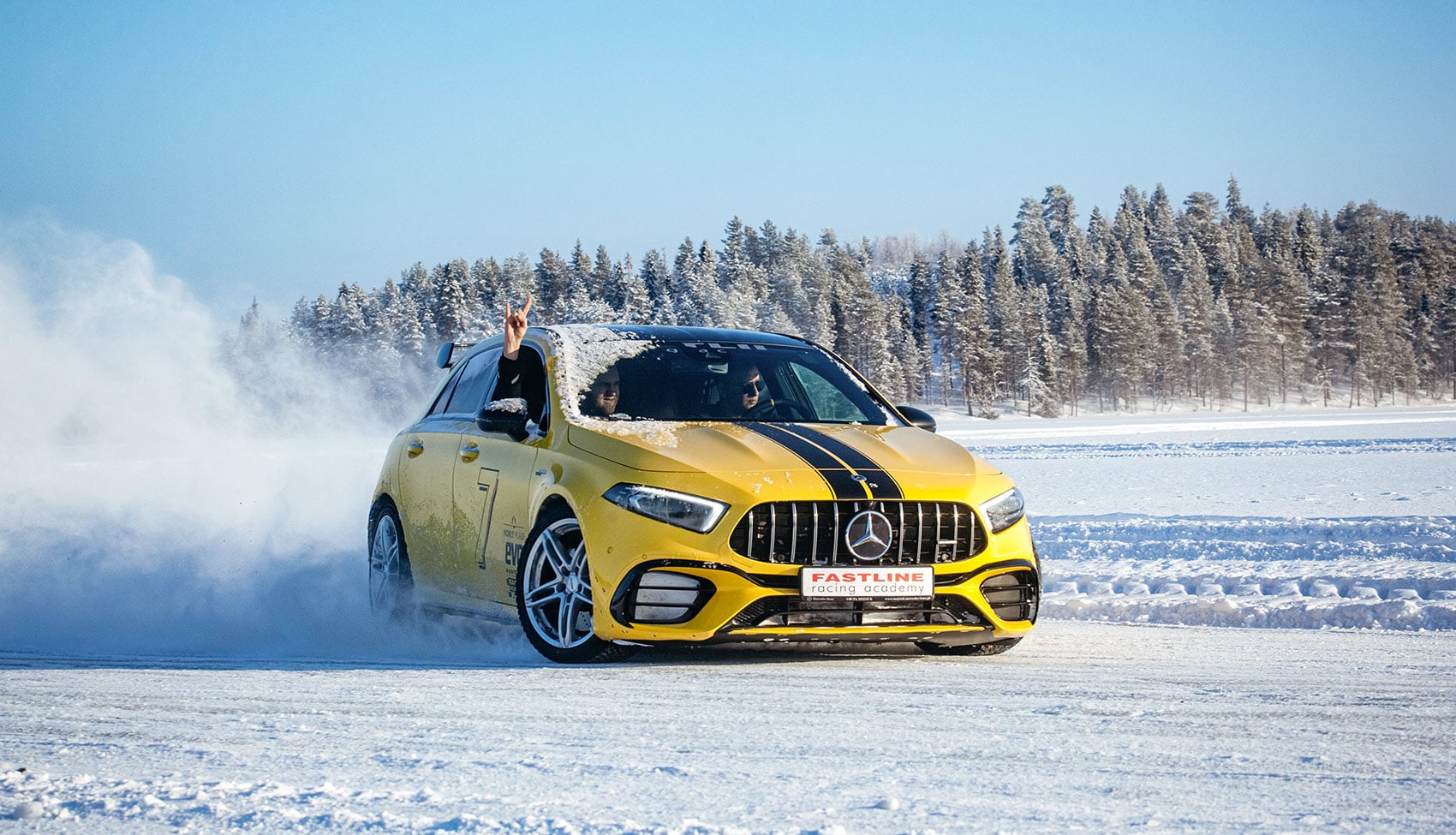 Mercedes-AMG A45 driftuje na&nbsp;zamarzniętym jeziorze podczas szkolenia Fastline Racing Academy