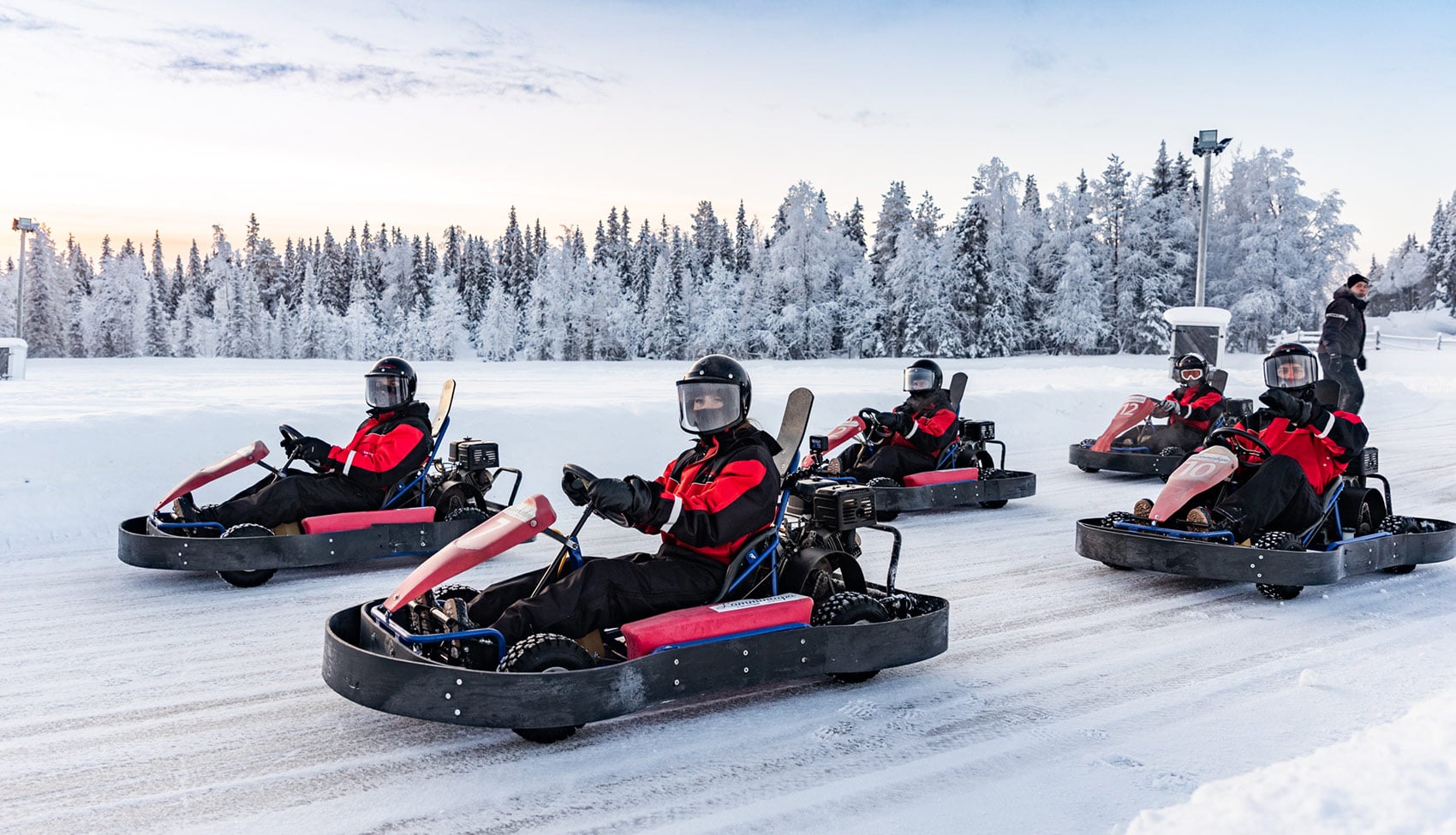 Uczestnicy szkolenia Fastline ścigają się gokartami na&nbsp;lodowym torze kartingowym w&nbsp;Laponii