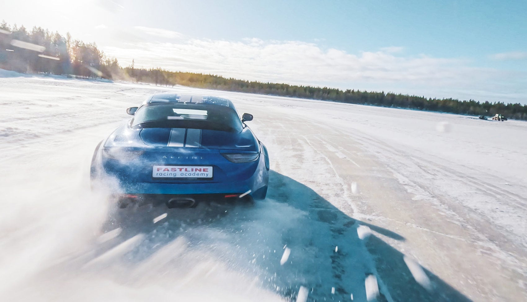 Alpine A110 S przyspiesza na&nbsp;zamarzniętym jeziorze podczas szkolenia jazdy sportowej na&nbsp;lodzie