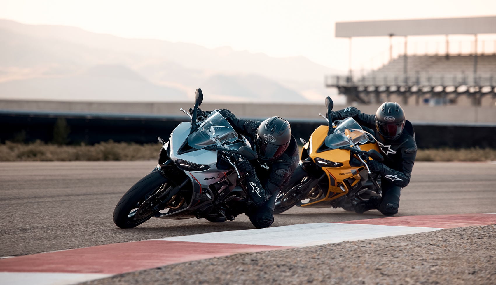 Dwa motocykle Triumph Daytona 660 2026 jadące po&nbsp;torze wyścigowym w&nbsp;dynamicznym zakręcie