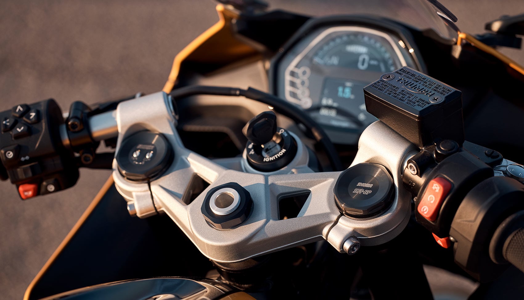 Kokpit motocykla Triumph Daytona 660 z&nbsp;wyświetlaczem TFT, kierownicą i&nbsp;detalami sterowania