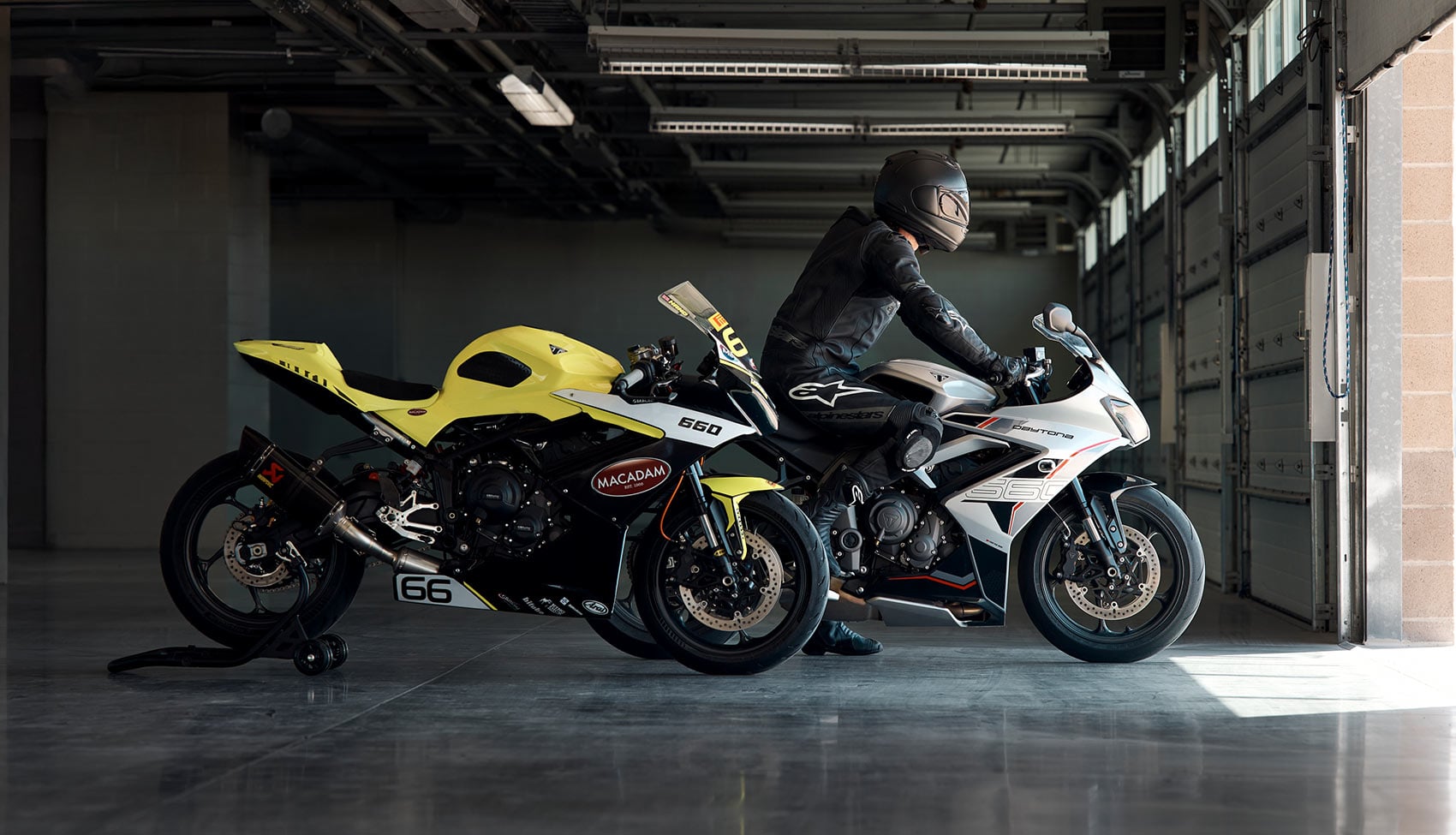Dwa motocykle Triumph Daytona 660 stojące w&nbsp;garażu, różne wersje kolorystyczne i&nbsp;sportowy design