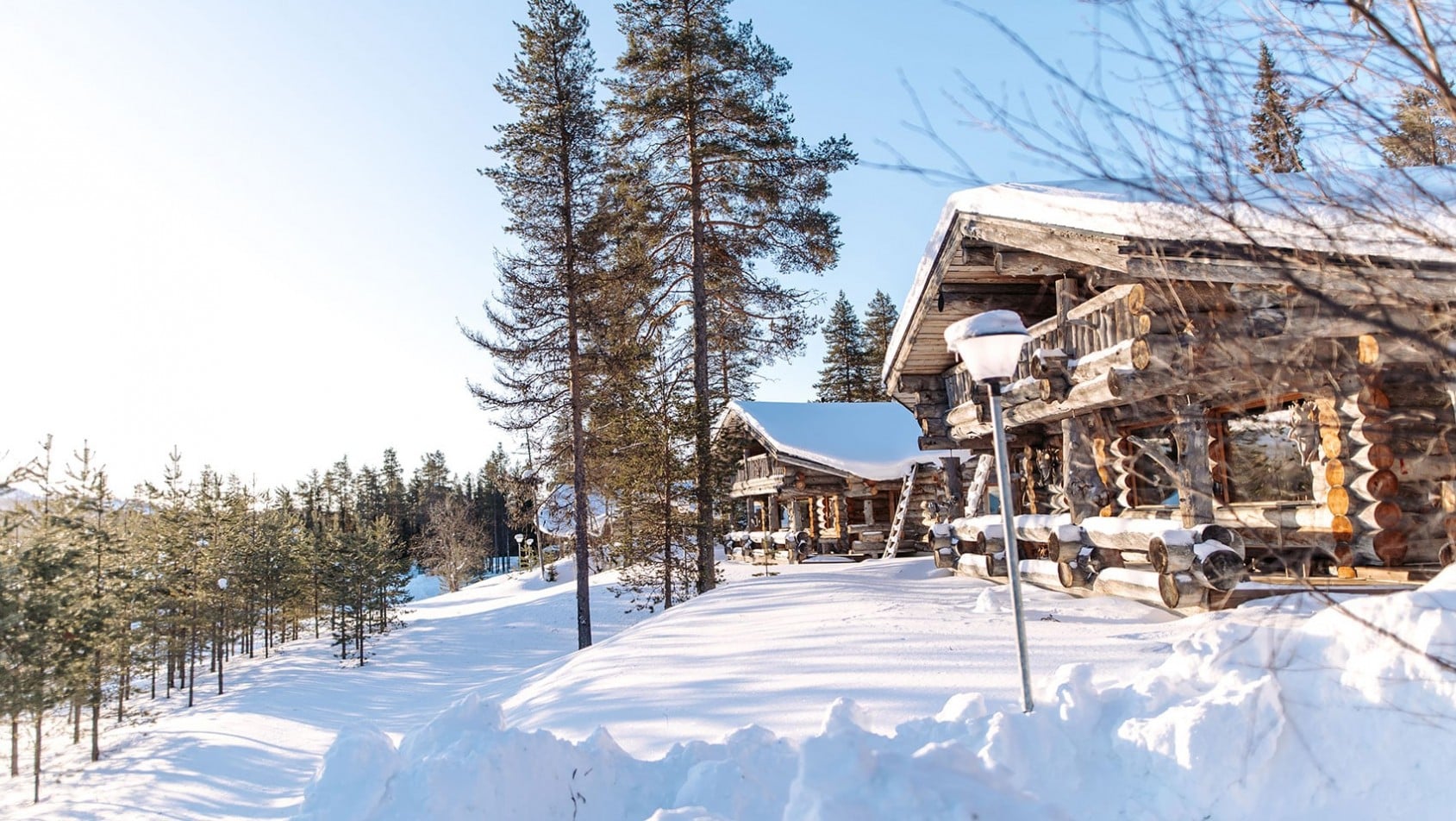 Drewniane domki w zimowym resorcie w Laponii będącym bazą programu Fastline Ice Driving