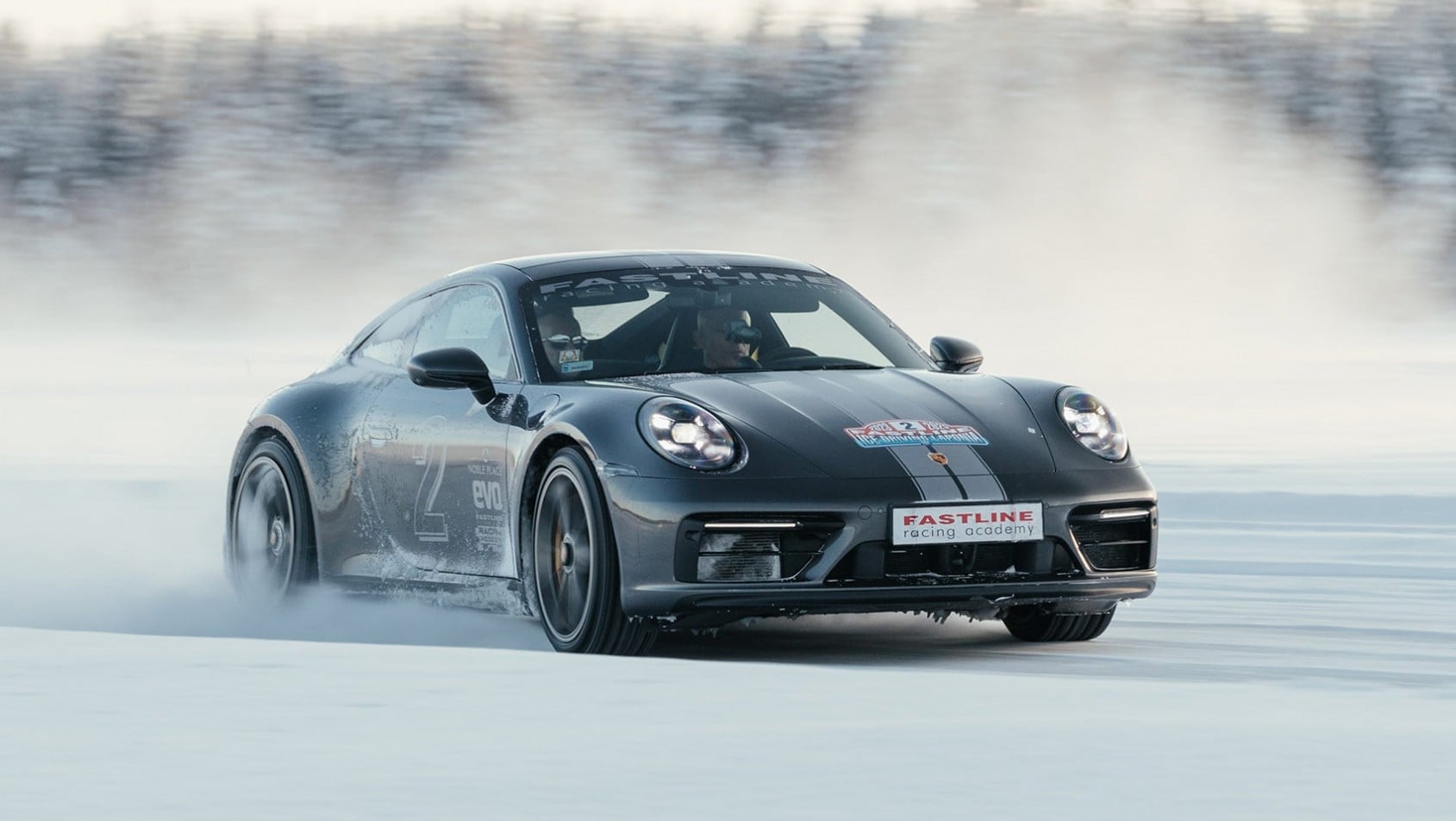 Porsche 911 Carrera na torze lodowym w Laponii