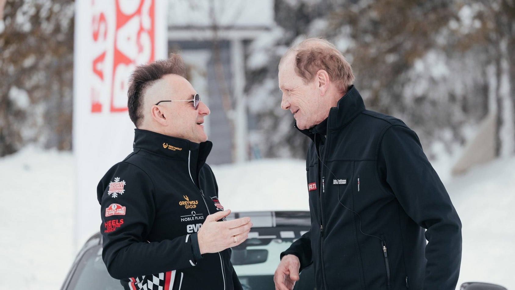 Mariusz Miękoś rozmawia z rajdową legendą Juhą Kankkunenem podczas ice driving w Laponii