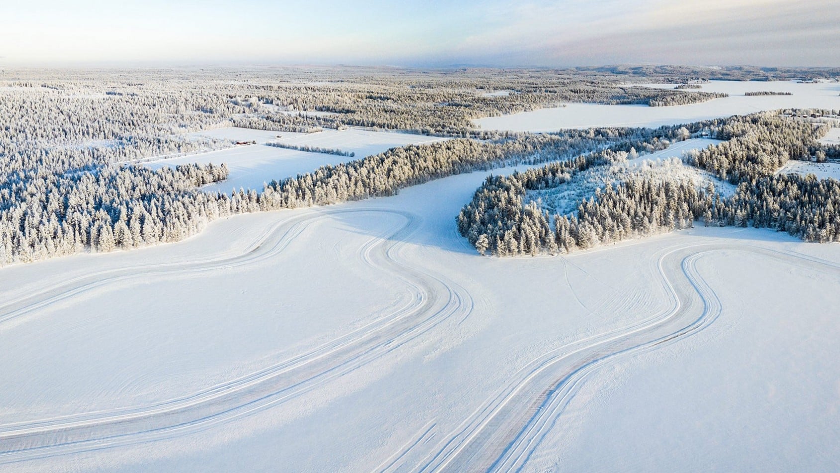 Uczestnicy szkolenia Fastline ścigają się gokartami na lodowym torze kartingowym w Laponii