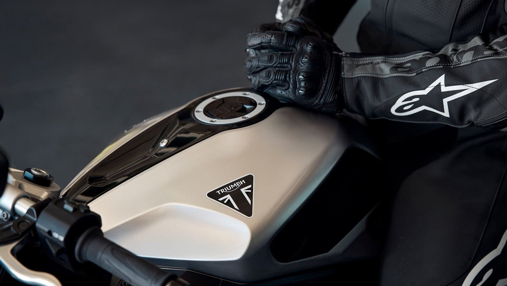 Zbliżenie na zbiornik paliwa motocykla Triumph Daytona 660 z logo marki Triumph