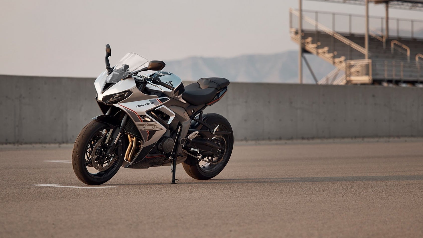 Triumph Daytona 660 2026 w kolorze srebrnym zaparkowany na torze wyścigowym