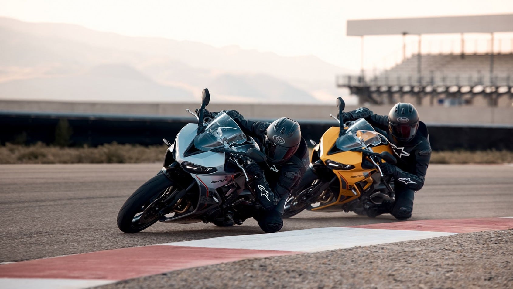 Dwa motocykle Triumph Daytona 660 2026 jadące po torze wyścigowym w dynamicznym zakręcie