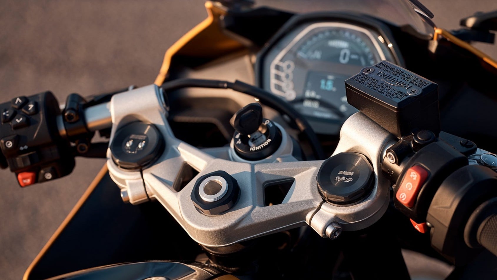 Kokpit motocykla Triumph Daytona 660 z wyświetlaczem TFT, kierownicą i detalami sterowania