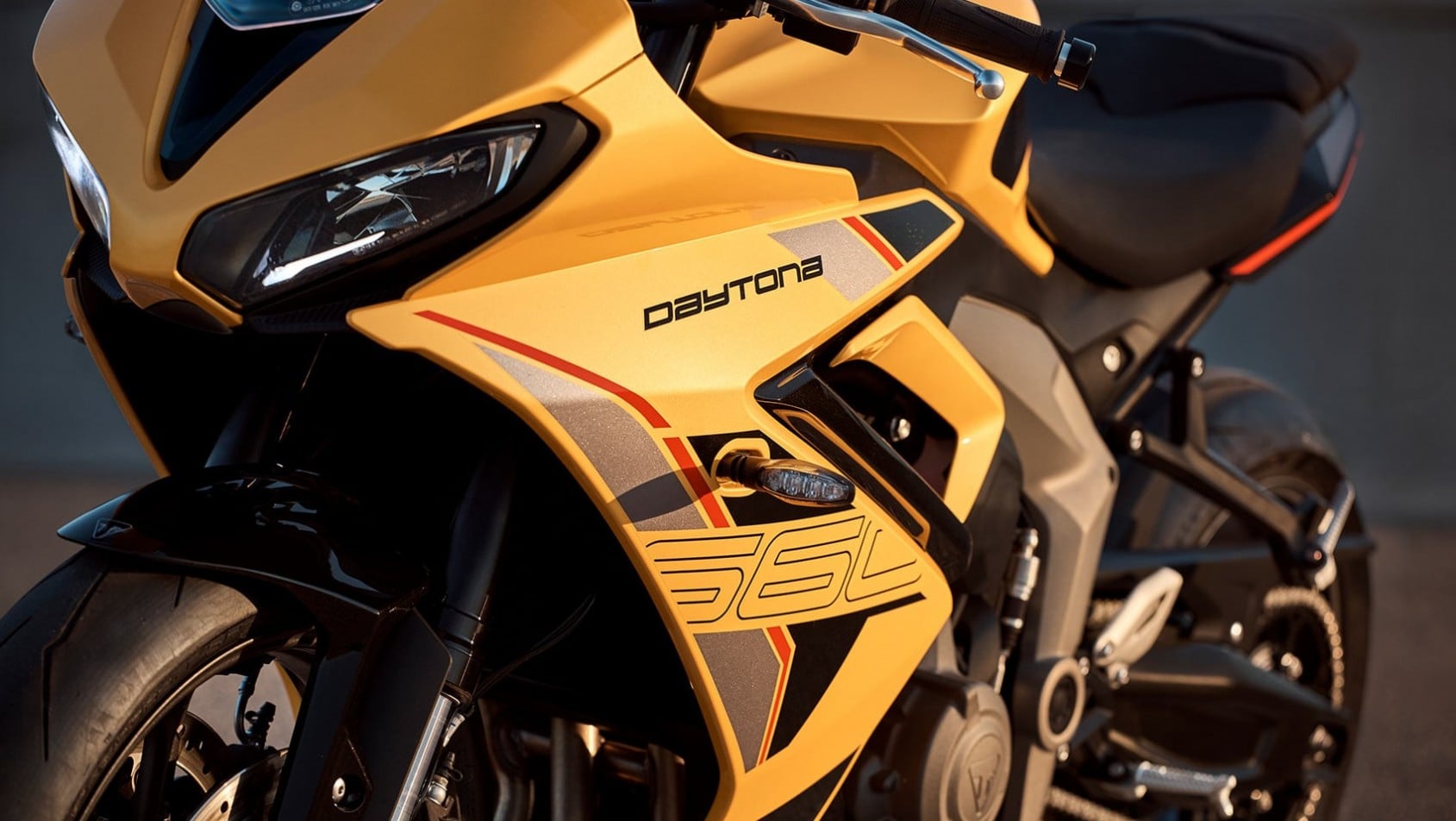 Zbliżenie na przednią owiewkę Triumph Daytona 660 z reflektorem LED i grafiką 660