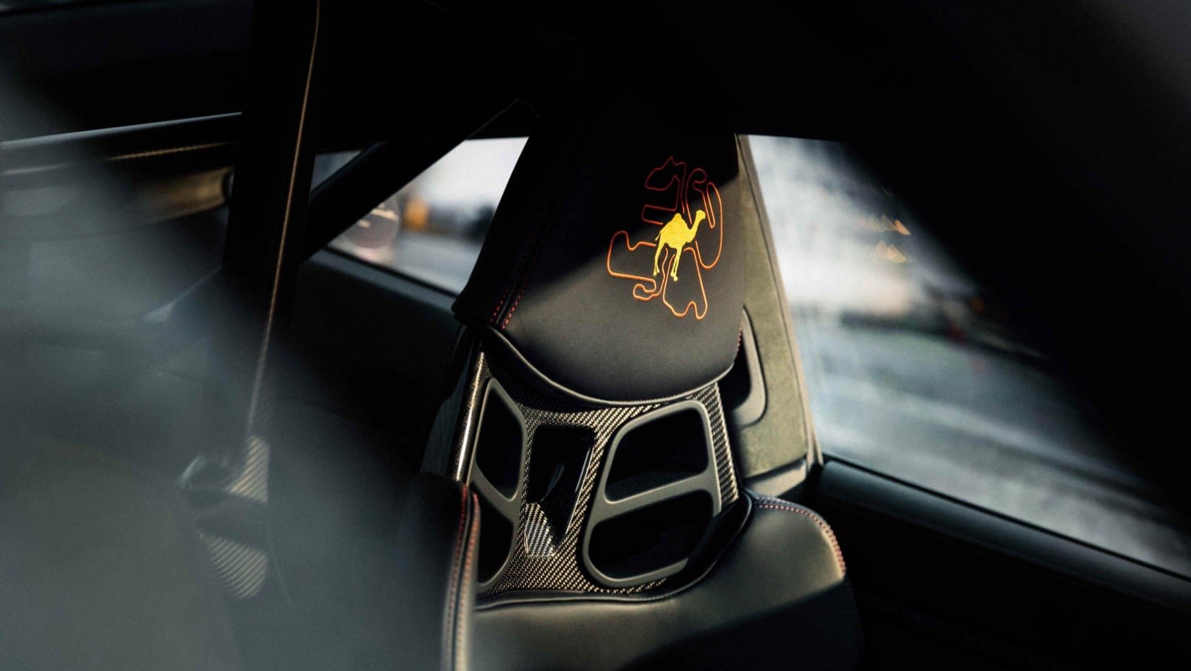 Porsche 911 S/T camel GT fotele