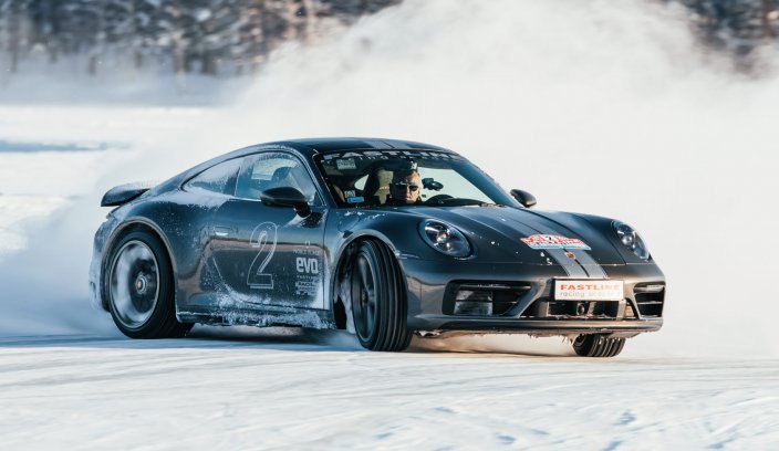 Porsche 911 jedzie zaśnieżoną drogą w Laponii podczas zimowego programu driving experience