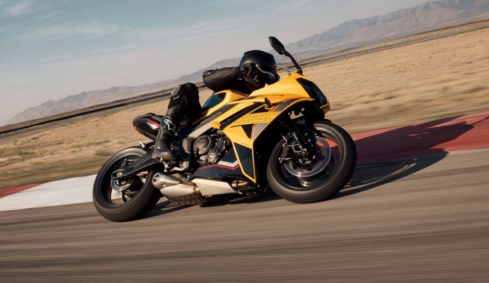 Motocykl Triumph Daytona 660 2026 dynamicznie pokonujący zakręt na torze, widok z boku