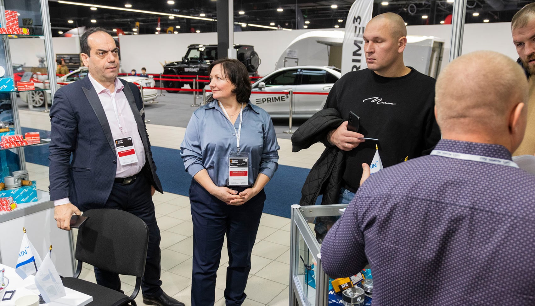 Wystawcy i&nbsp;odwiedzający rozmawiają przy stoisku podczas Auto Tuning Show w&nbsp;Ptak Warsaw Expo