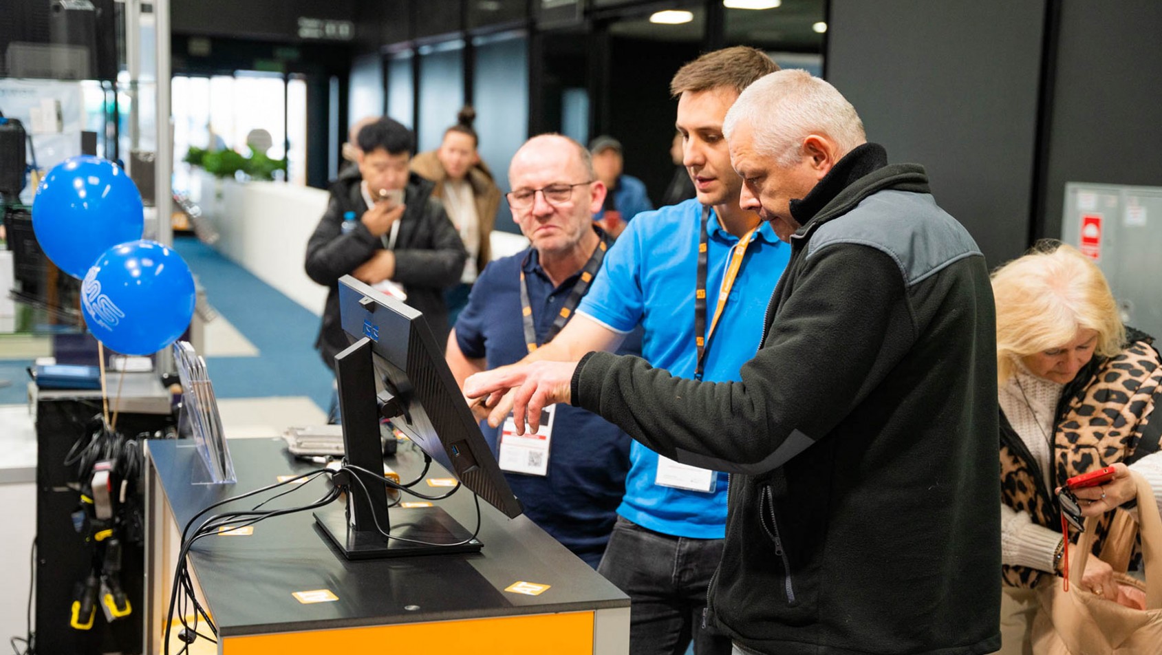 Uczestnicy Auto Tuning Show rejestrują się i sprawdzają informacje przy stanowisku w Ptak Warsaw Expo