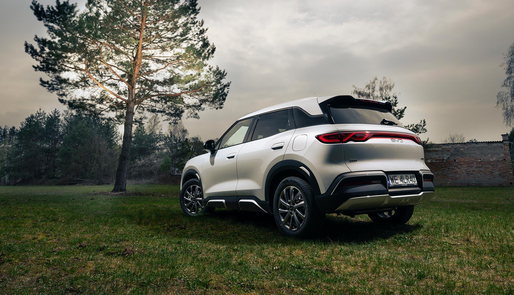 BYD ATTO 2 DM-i – tylna część nadwozia BYD ATTO 2 DM-i tył nadwozia – widok w plenerze