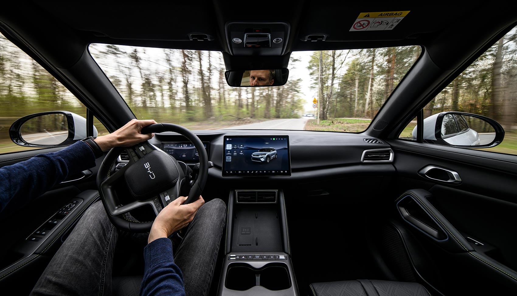 Wnętrze BYD ATTO 2 DM-i – kokpit kierowcy Kokpit BYD ATTO 2 DM-i z cyfrowym ekranem i nowoczesnym wnętrzem