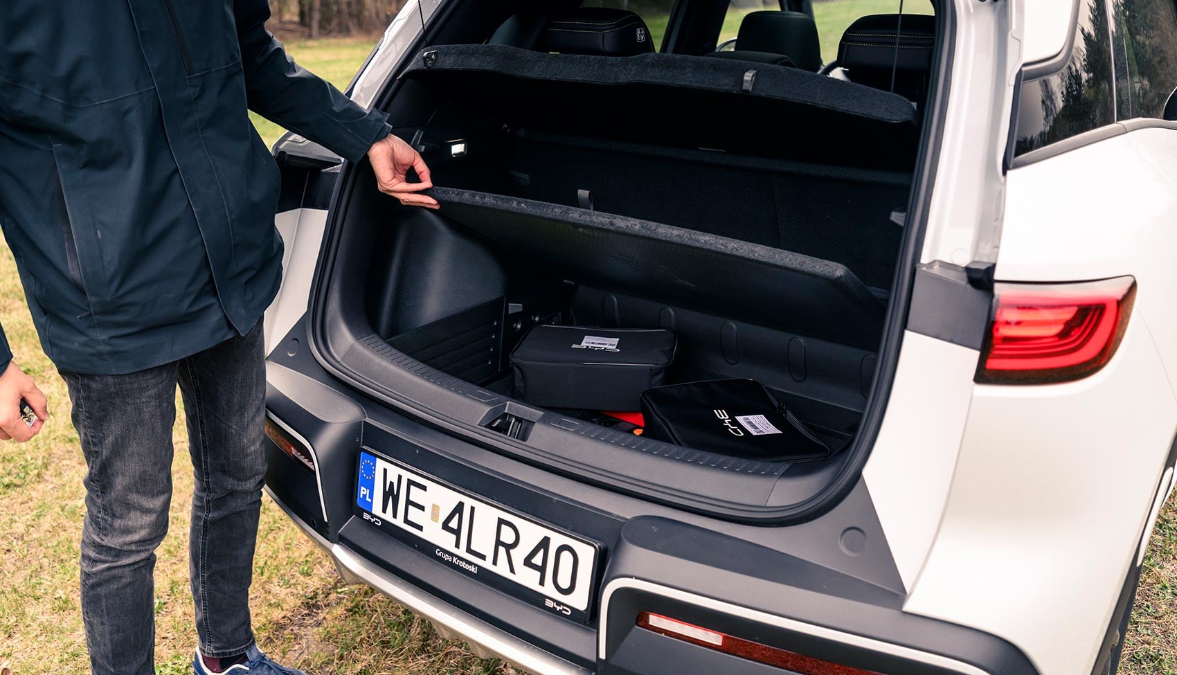 BYD ATTO 2 DM-i – pojemny bagażnik Bagażnik BYD ATTO 2 DM-i z podwójną podłogą i przestrzenią ładunkową