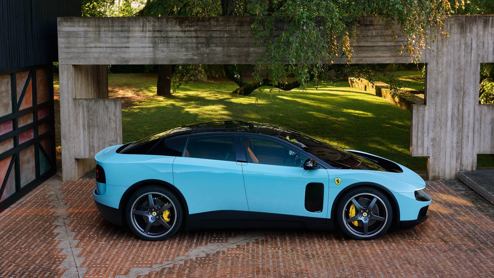 Ferrari Luce Ferrari Luce sylwetka