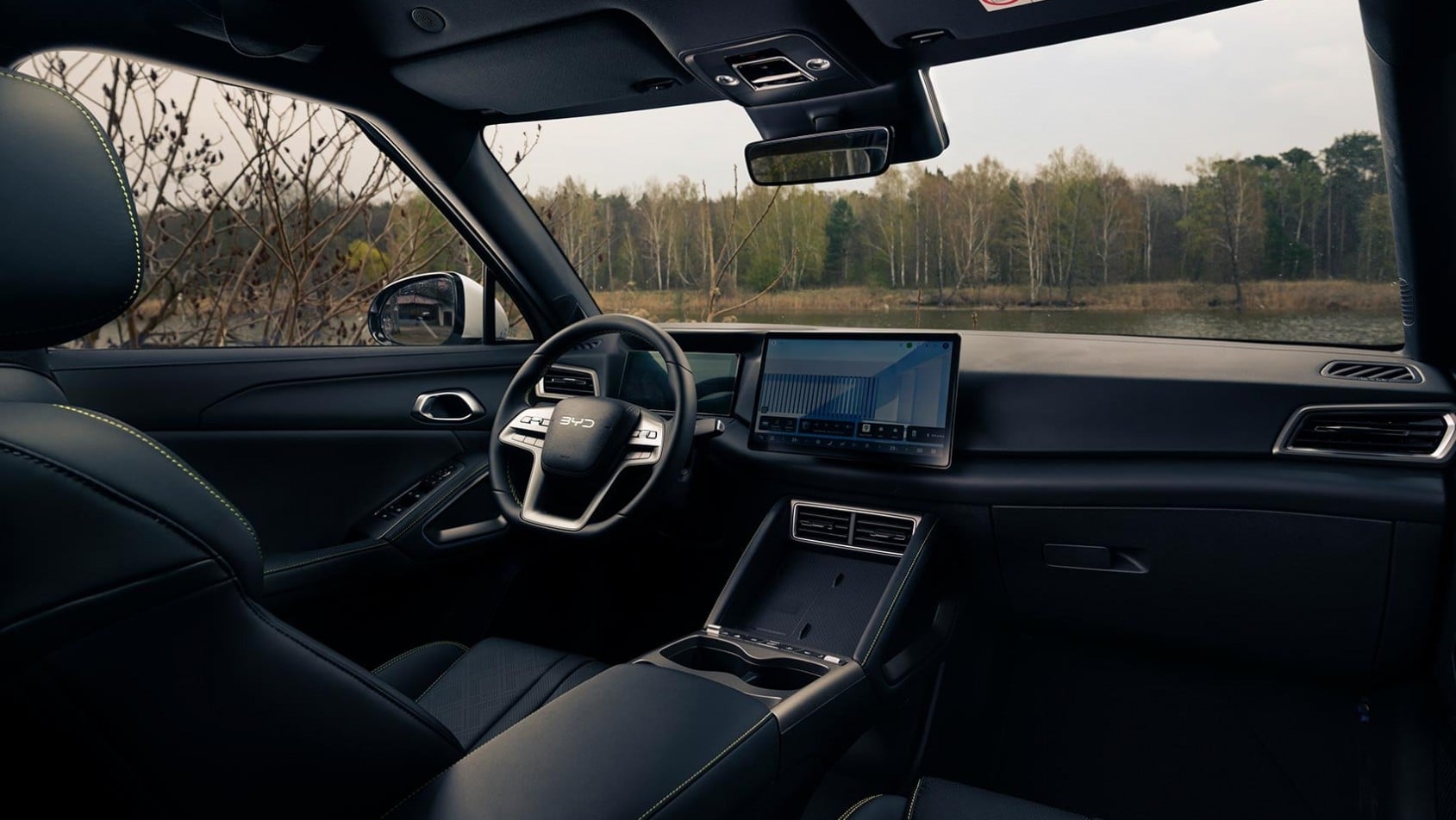 Wnętrze BYD ATTO 2 DM-i z panoramicznym widokiem na deskę rozdzielczą