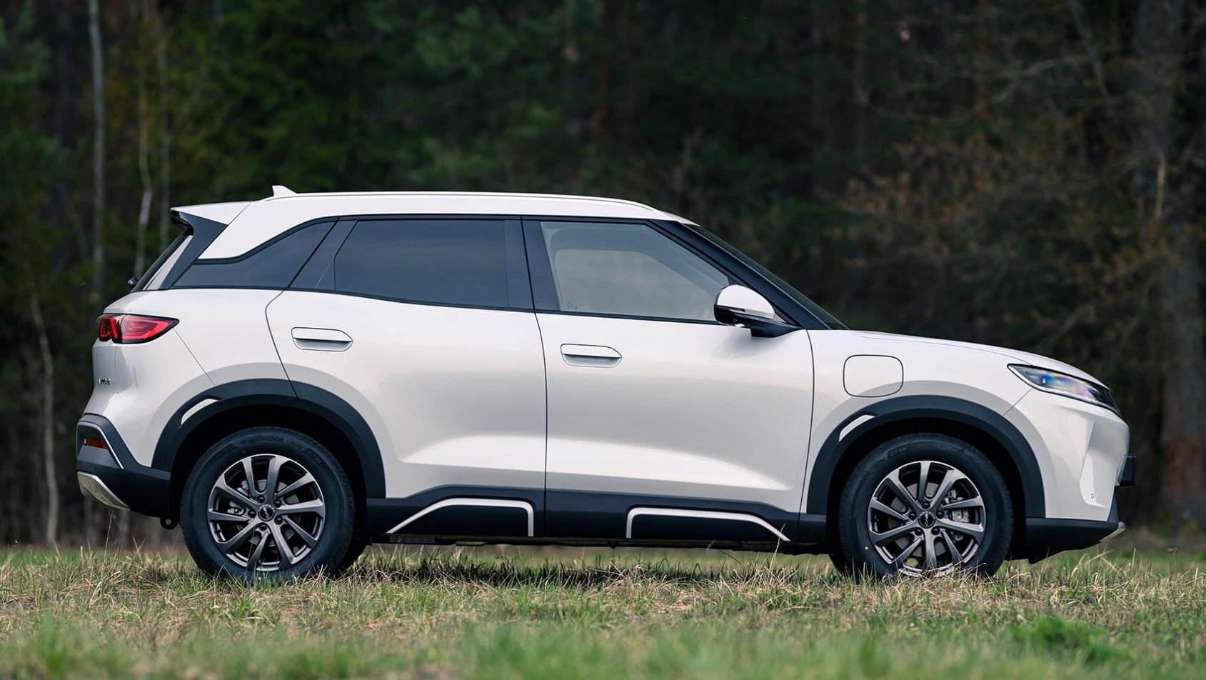 Profil boczny BYD ATTO 2 DM-i – kompaktowy SUV plug-in hybrid