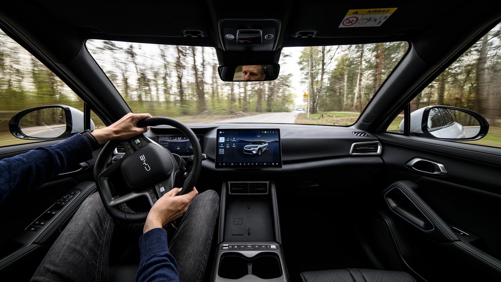 Kokpit BYD ATTO 2 DM-i z cyfrowym ekranem i nowoczesnym wnętrzem