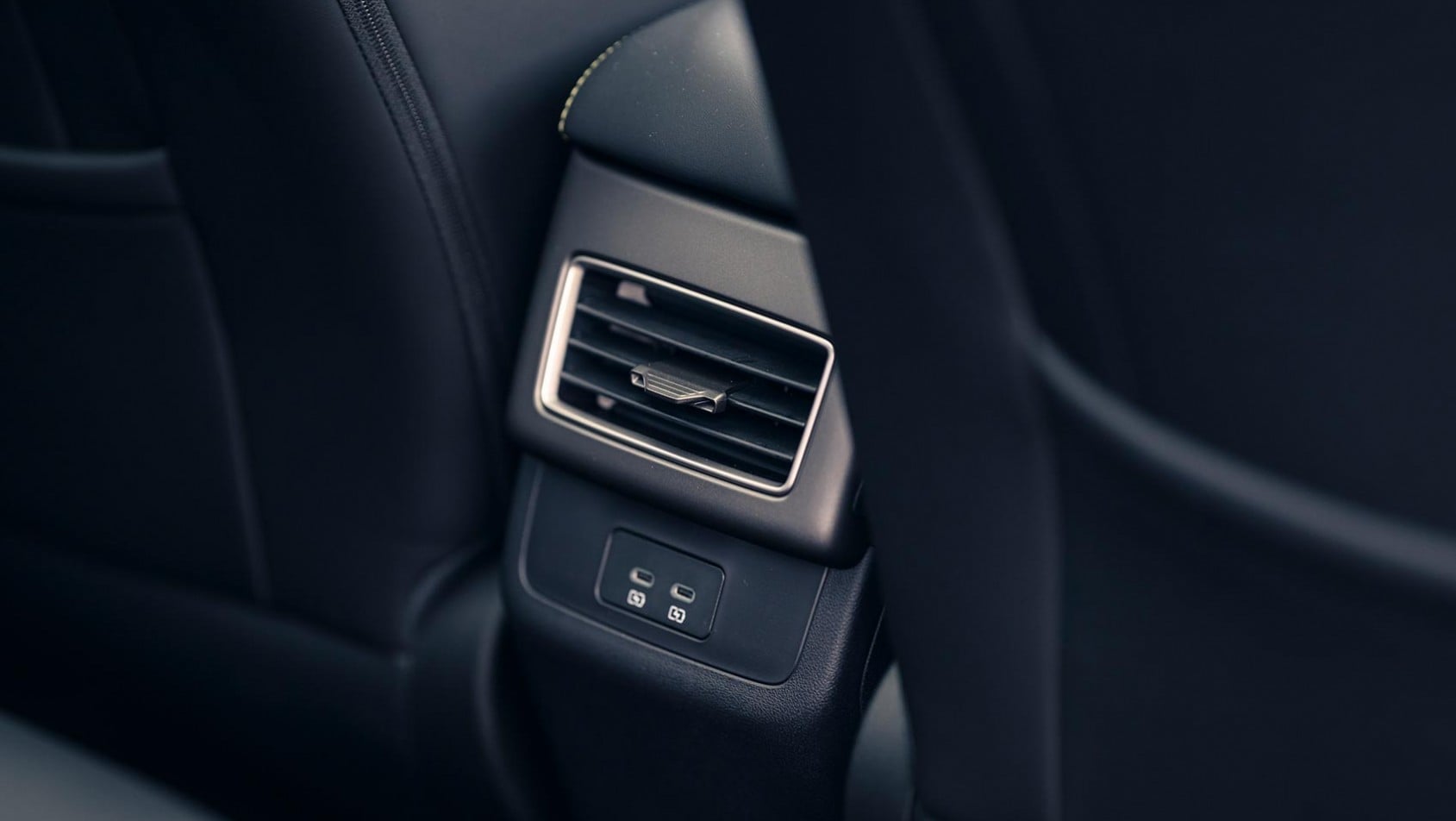 Tylne nawiewy i porty USB-C dla pasażerów w BYD ATTO 2 DM-i