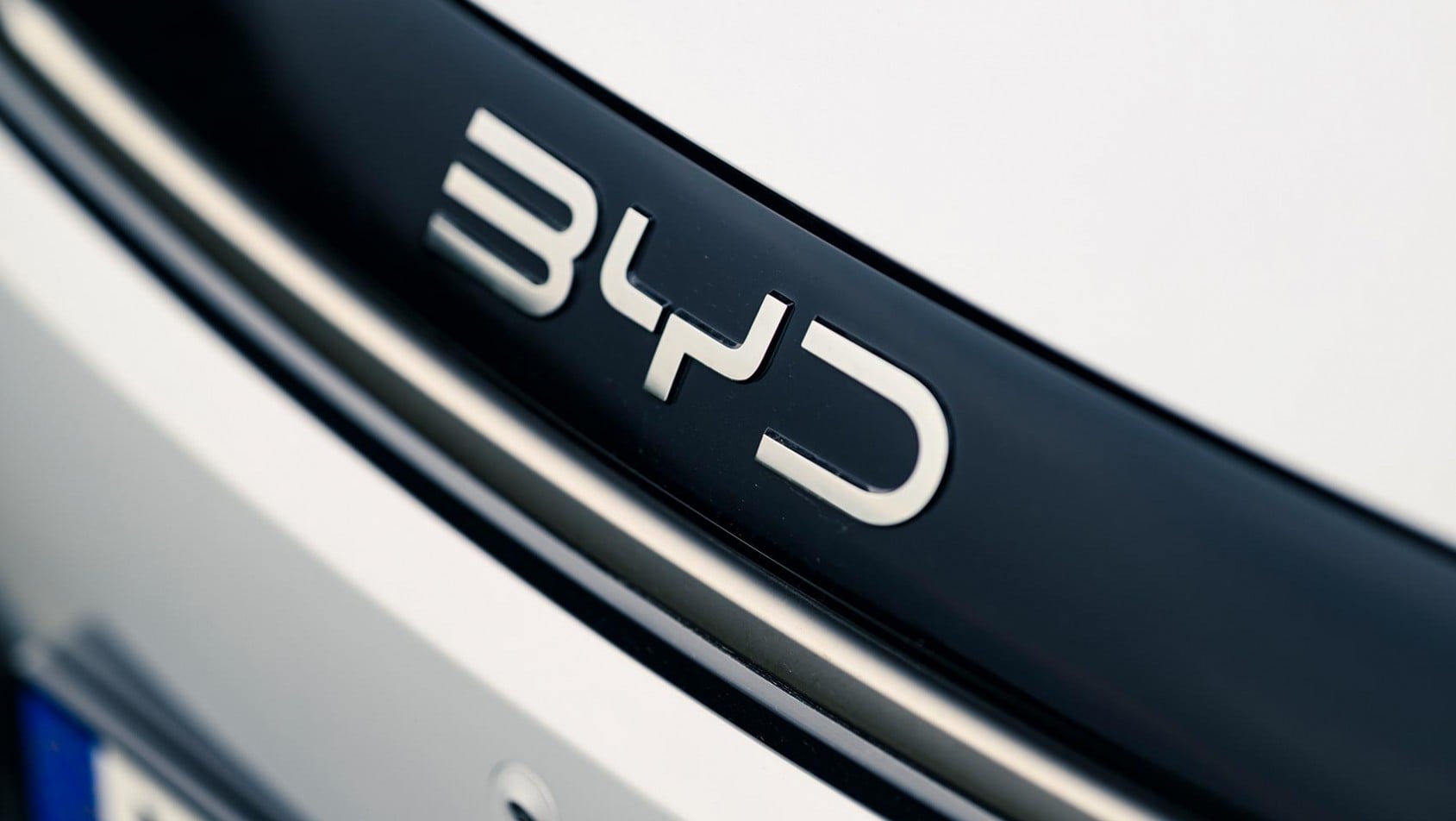 Logo BYD na przednim pasie modelu ATTO 2 DM-i