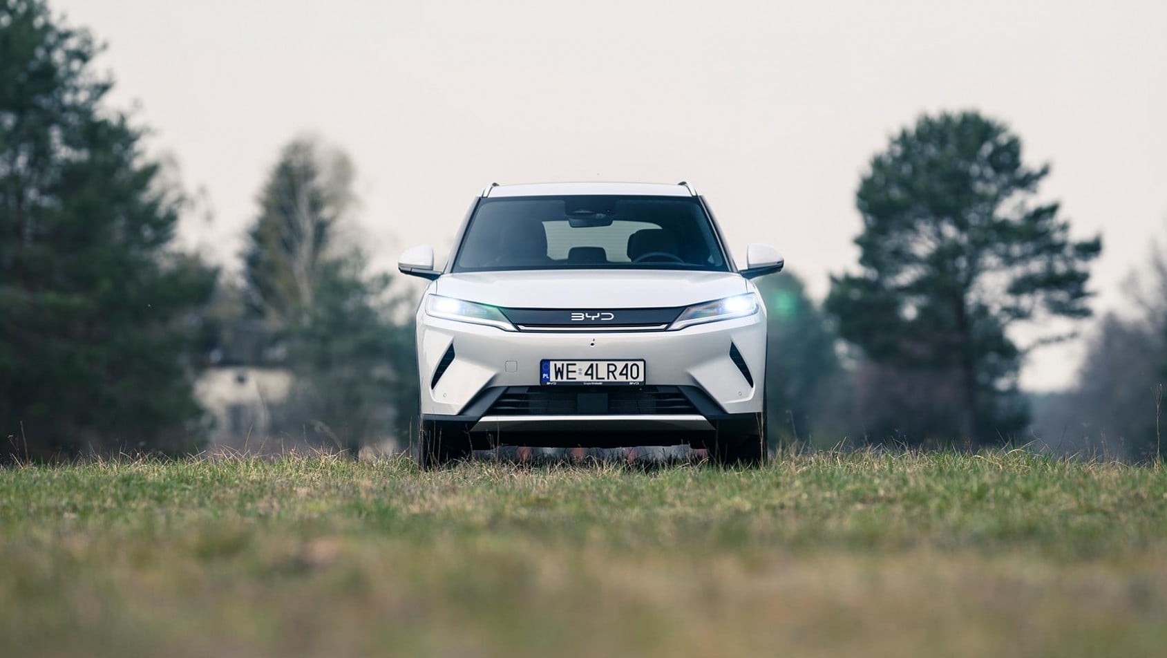 BYD ATTO 2 DM-i przód – widok frontalny SUV-a