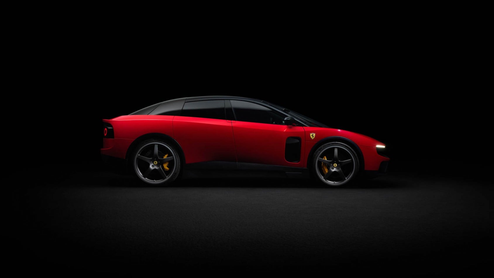 Ferrari Luce linia boczna