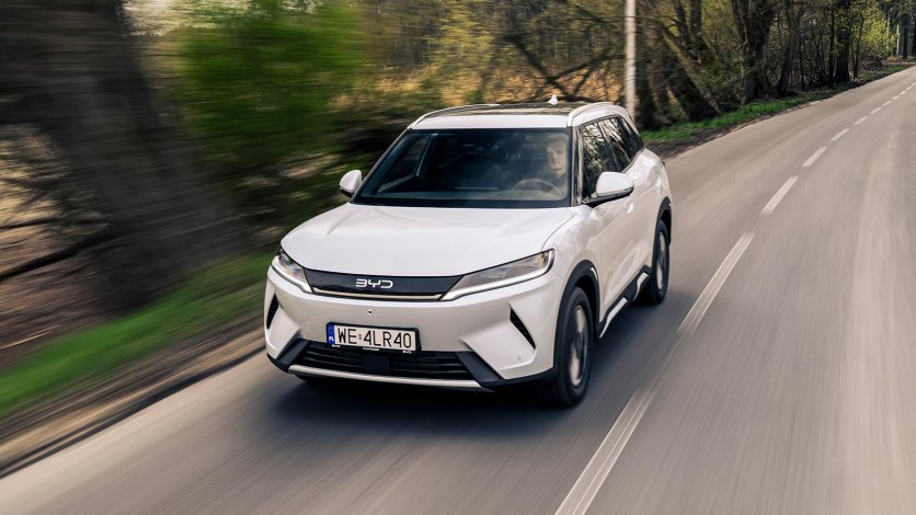 BYD ATTO 2 DM-i podczas jazdy – przód białego SUV-a plug-in hybrid