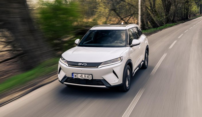 BYD ATTO 2 DM-i podczas jazdy – przód białego SUV-a plug-in hybrid