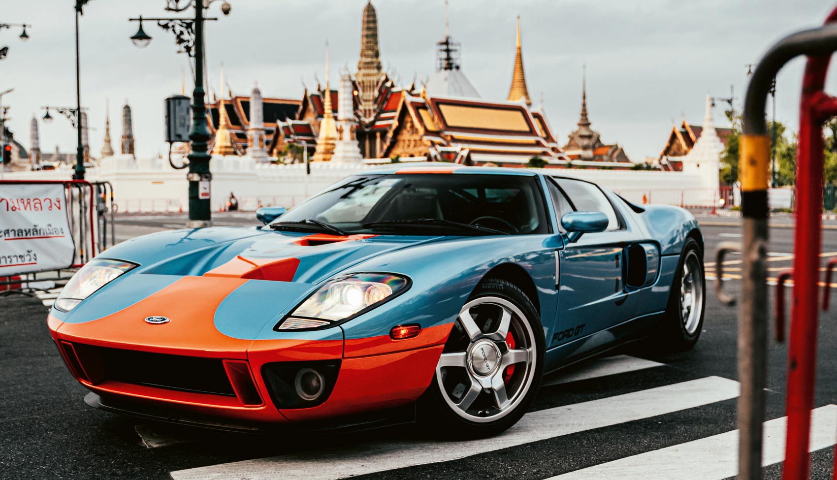 Wielki Pałac Królewski w&nbsp;stolicy Tajlandii, a&nbsp;przed nim Ford GT