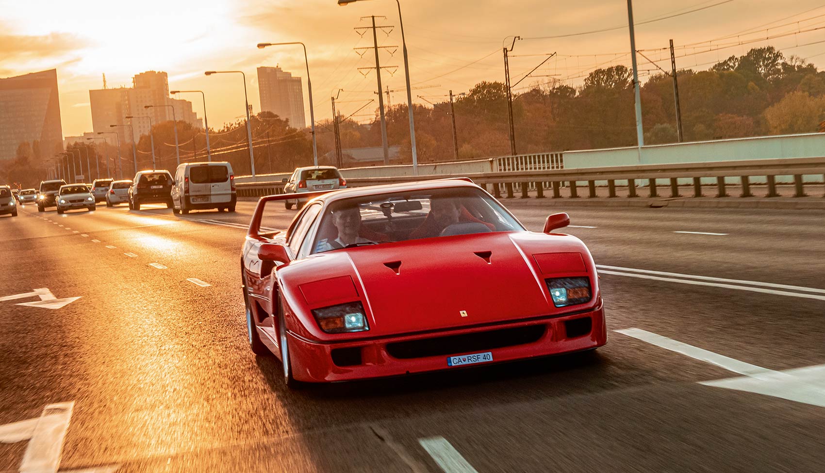 Ferrari F40 na&nbsp;moście Świętokrzyskim w&nbsp;Warszawie