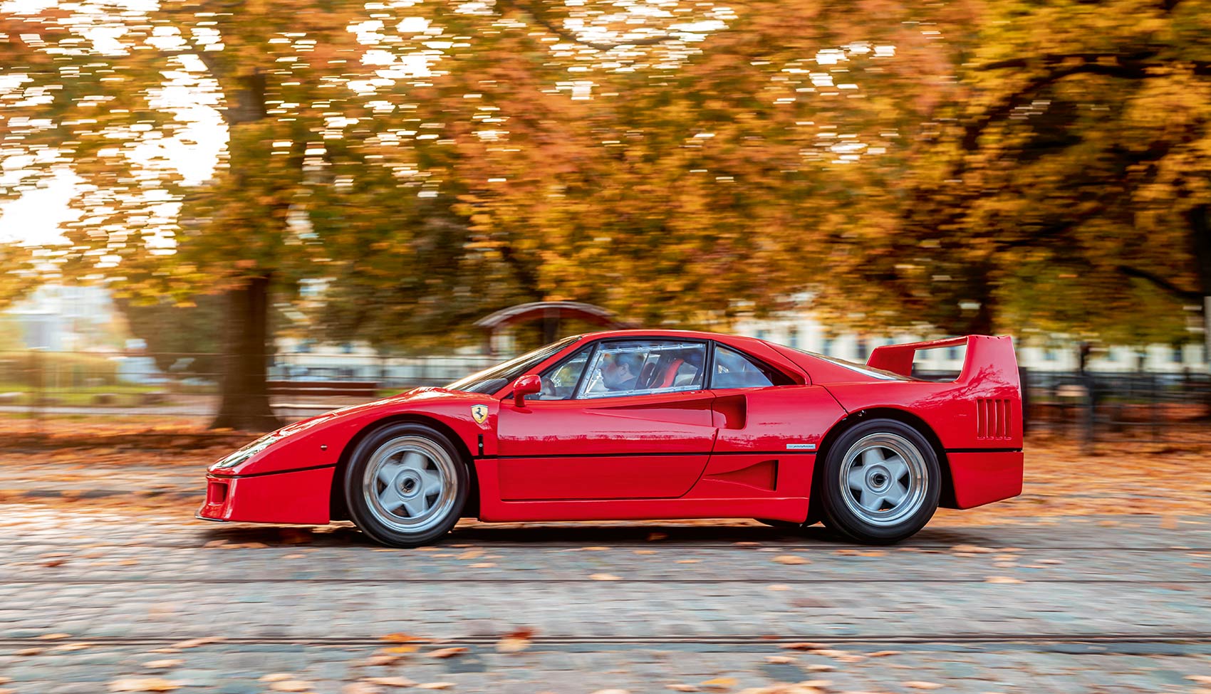 Ferrari F40 w&nbsp;ruchu na&nbsp;tle jesiennych drzew