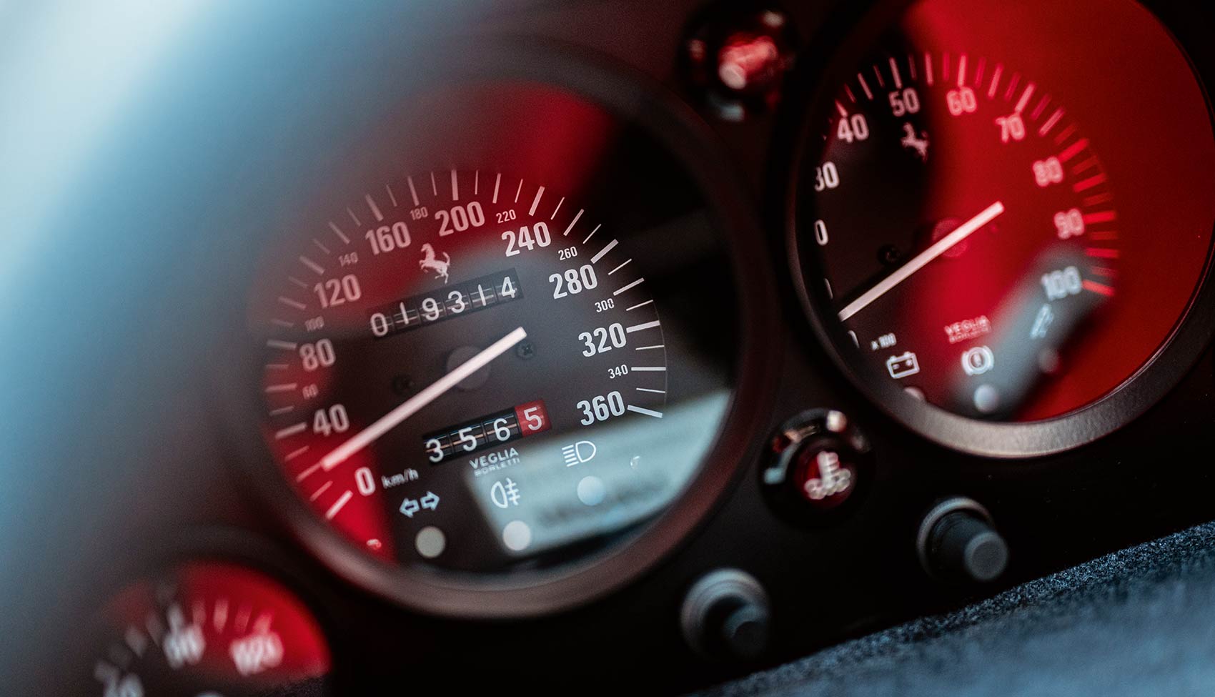 Zegary Ferrari F40 z&nbsp;prędkościomierzem wyskalowanym do&nbsp;360 km/h