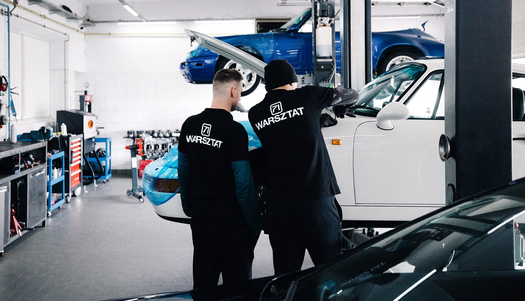 71 Warsztat Premium – doświadczenie i precyzja w motoryzacji Mechanicy 71 Warsztat Premium podczas pracy przy samochodzie