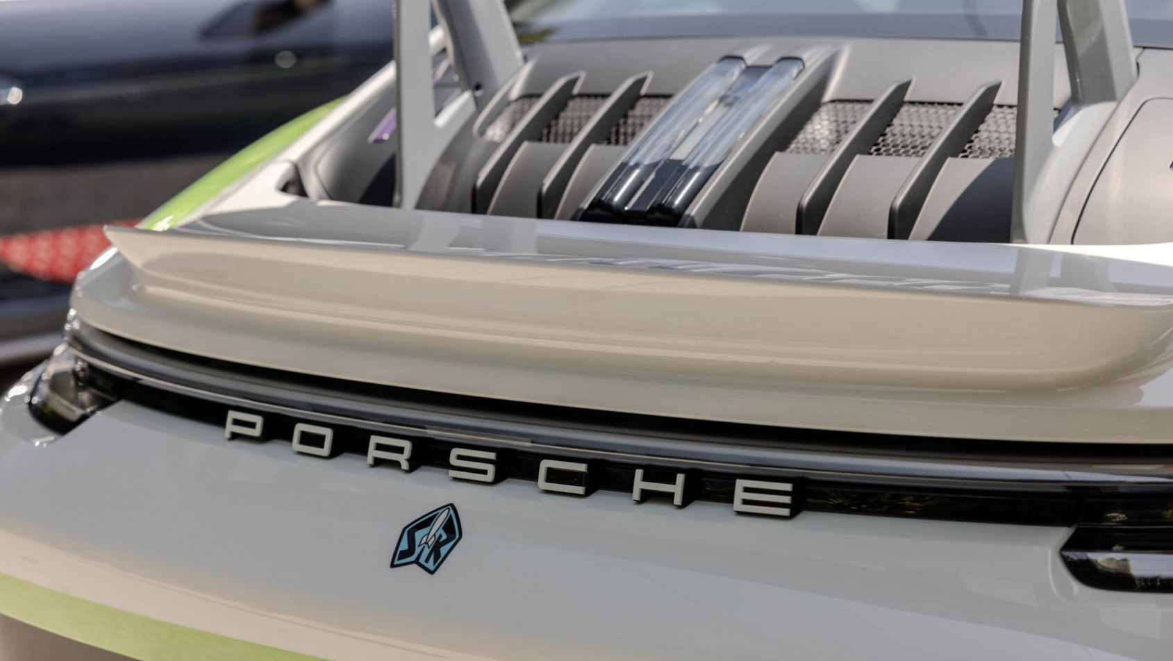 Porsche 911 GT3 RS buzz logo