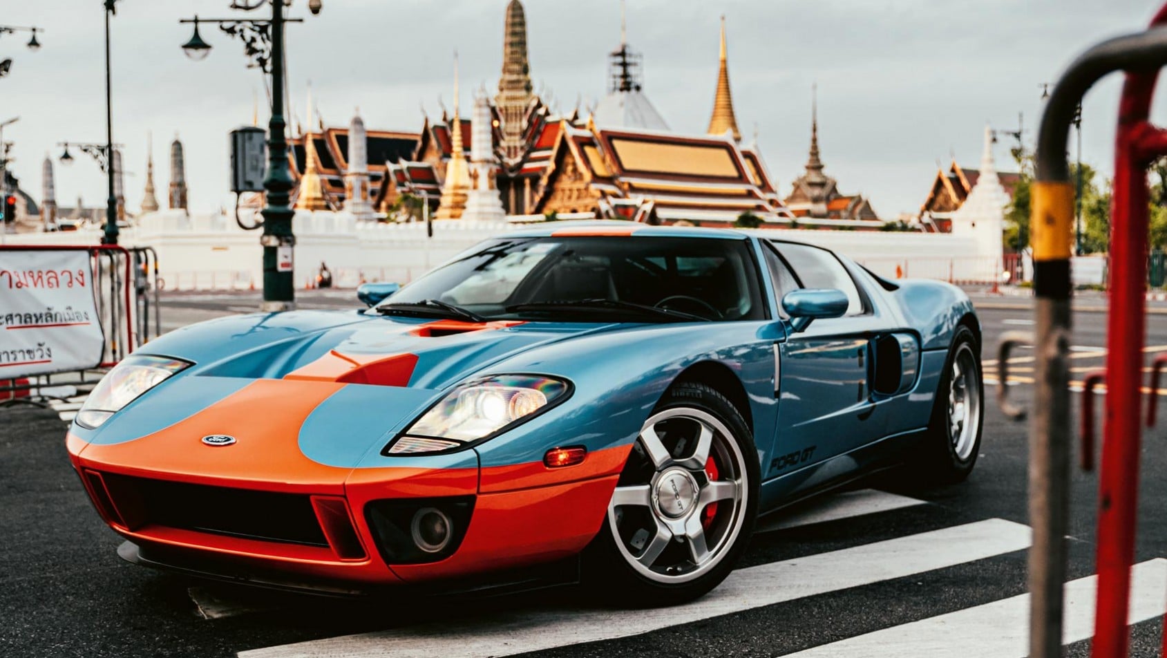 Wielki Pałac Królewski  w stolicy Tajlandii, a przed nim Ford GT