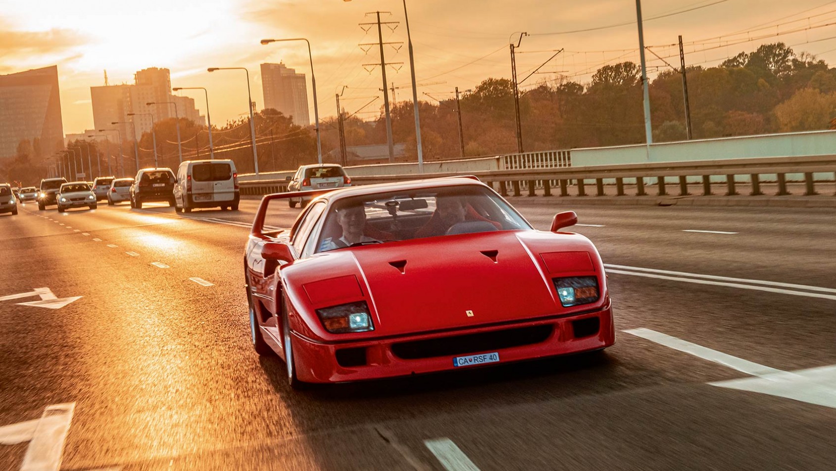 Ferrari F40 na moście Świętokrzyskim w Warszawie
