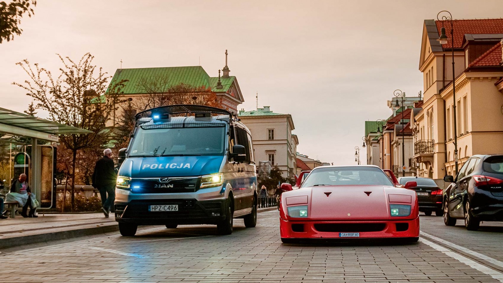 Ferrari F40 obok radiowozu na ulicach Warszawy