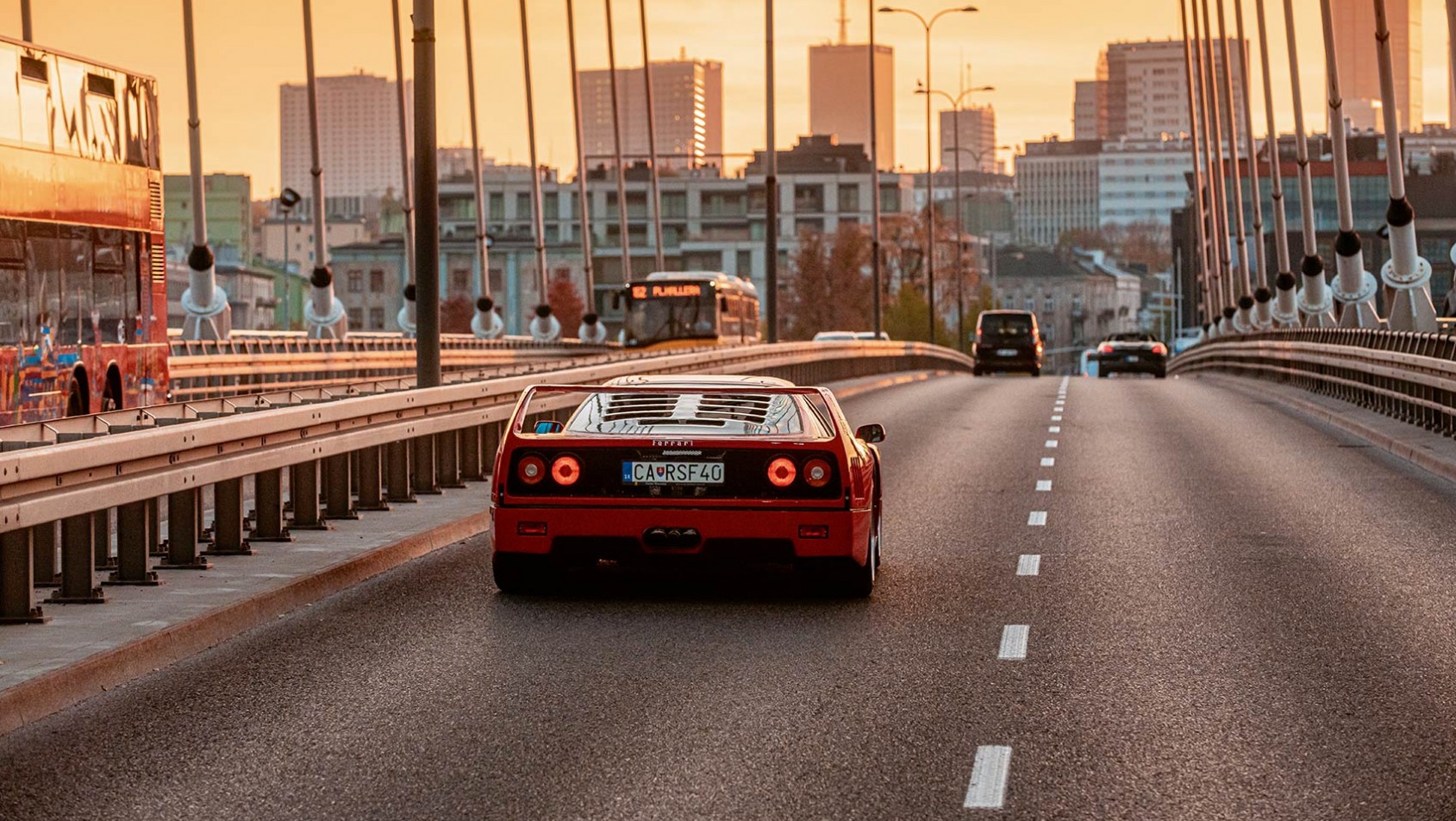 Ferrari F40 jadące po warszawskiej trasie o zachodzie słońca
