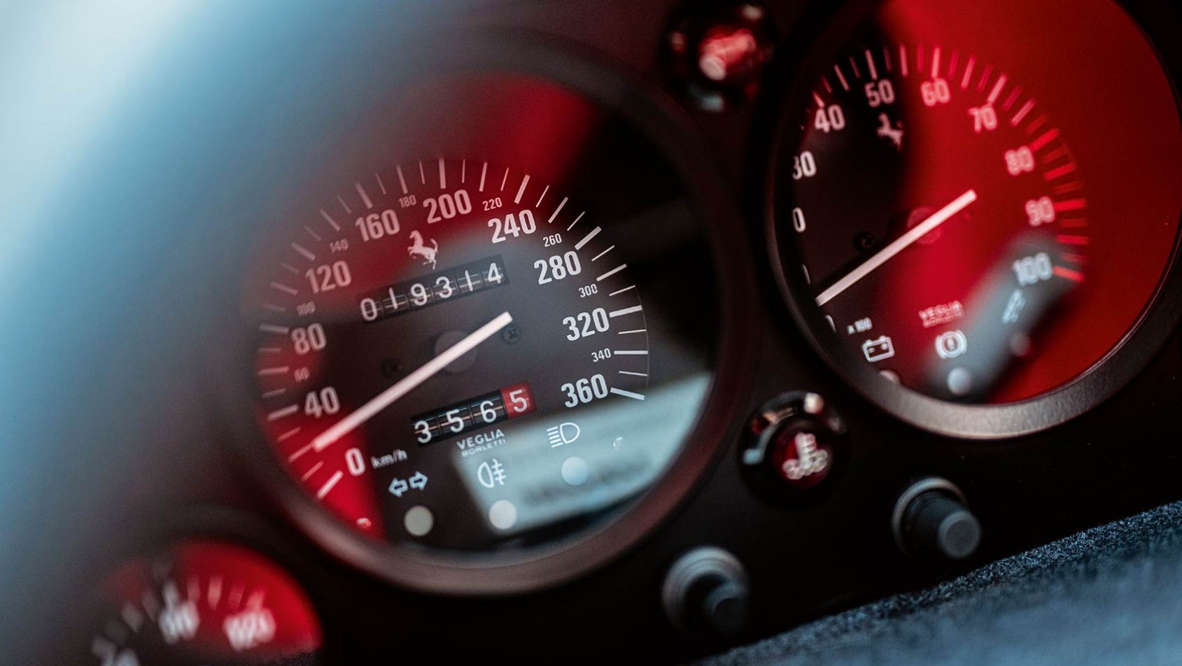 Zegary Ferrari F40 z prędkościomierzem wyskalowanym do 360 km/h
